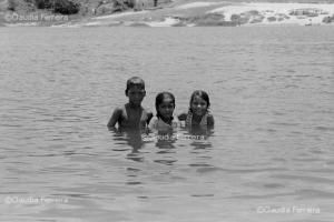 Crianças na Lagoa do Abaeté
