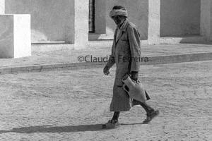 Homem no pátio da grande mesquita de Kairouan