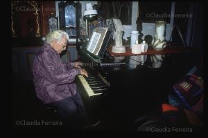 Roberto Burle Marx tocando piano