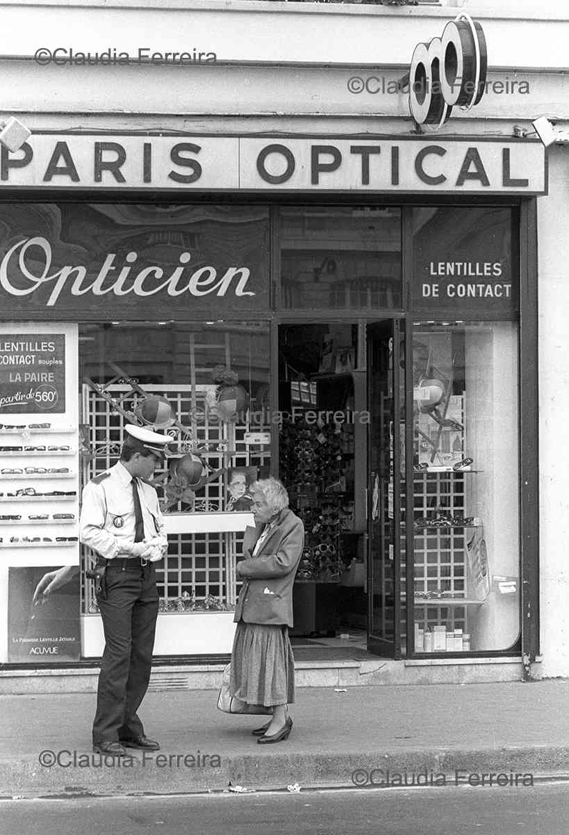 Policial e mulher conversam no Quai Saint-Michel