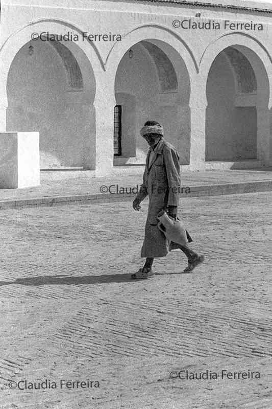 Homem no pátio da grande mesquita de Kairouan