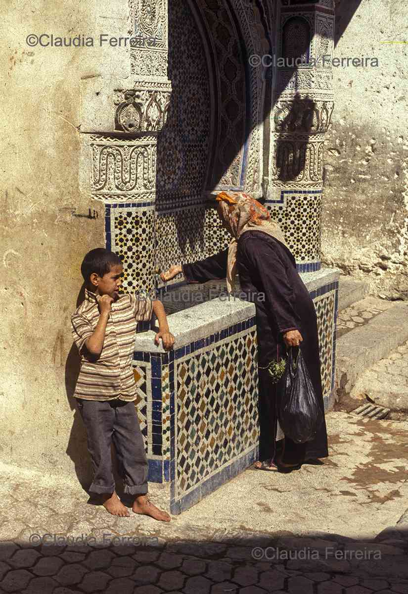 Mulher menino na Medina de Marrakech